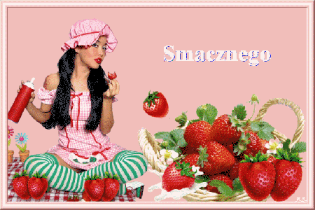 Kobieta je truskawki na pikniku Smacznego
